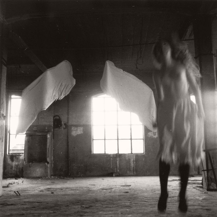 La-fotografia-visionaria-di-Francesca-Woodman-e-le-evoluzioni-fantastiche-degli-angels-romani--